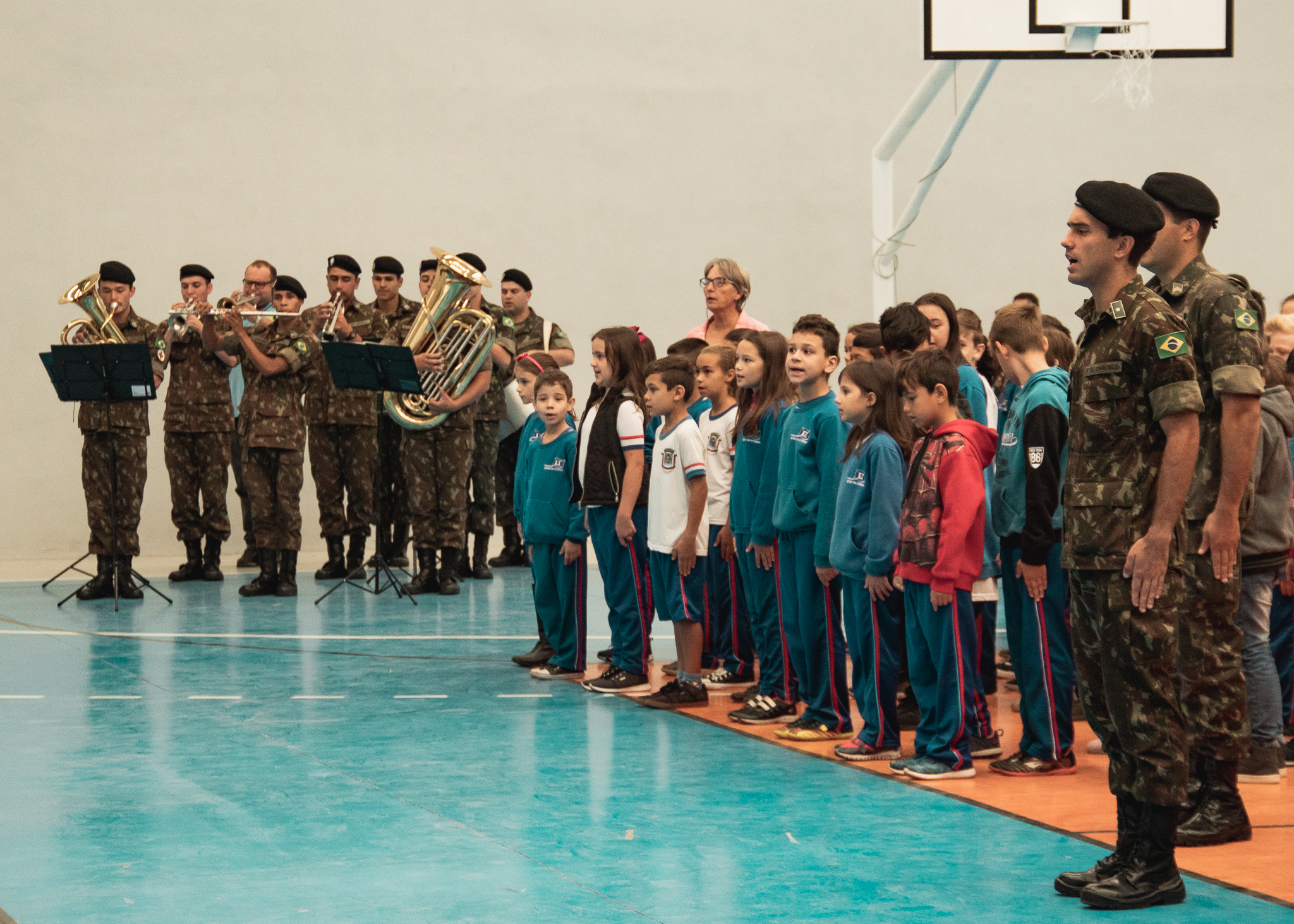 Segunda etapa do Projeto Escola de Civismo acontece no Colégio Estadual Neusa Domit
