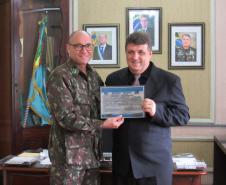 Professor Carlos Polsin é agraciado com o título de Amigo do Batalhão