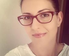 A professora, que já atua na Educação há mais de 15 anos, também escreve roteiros e é colaboradora em um canal do youtube chamado “O Incrível Pontinho Azul”, que trabalha com temas relacionados à Biologia, Química, Física e Astronomia. Um dos trabalhos mais recentes é uma animação sobre o novo Coronavírus, vale a pena conhecer.
