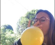 A estudante Poliana Barão Kuznik, do 1°ano B, além de fazer a atividade, gentilmente aceitou gravar a prática e explicá-la. Ficou muito legal!!!
