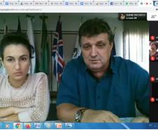 Participaram desta interatividade à distância, a Coordenadora da SEED, responsável pelo nosso NRE Profª Maria Vanei Rigonato, a chefia do NRE/UVA Prof. Carlos Alberto Polsin e Profª Francieli Maltauro, o Dr. Carlos Eduardo Mattioli Kockanny, Juiz da Vara da Infância da Juventude e da Família, Coordenadores do NRE e os Diretores dos Colégios Estaduais.
