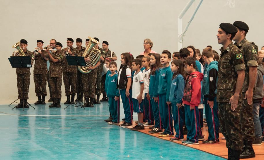 Segunda etapa do Projeto Escola de Civismo acontece no Colégio Estadual Neusa Domit