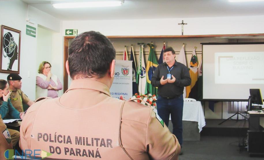 Patrulha Escolar e integrantes do NRE se reúnem para discutir sobre Bullying