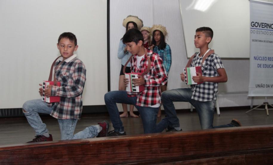 Professores de Língua Portuguesa, Matemática, Mais Aprendizagem, Salas de Apoio à Aprendizagem, parceria Sesc e Pedagogos participam de Formação Continuada.