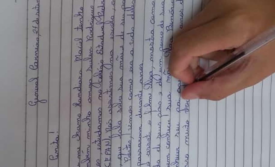 Estudantes de General Carneiro escrevem cartas para sobrevivente do holocausto