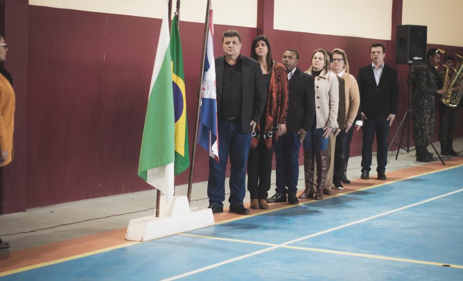 Projeto Nossa Bandeira: Escola de Civismo.