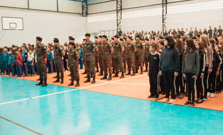 Projeto Nossa Bandeira: Escola de Civismo.