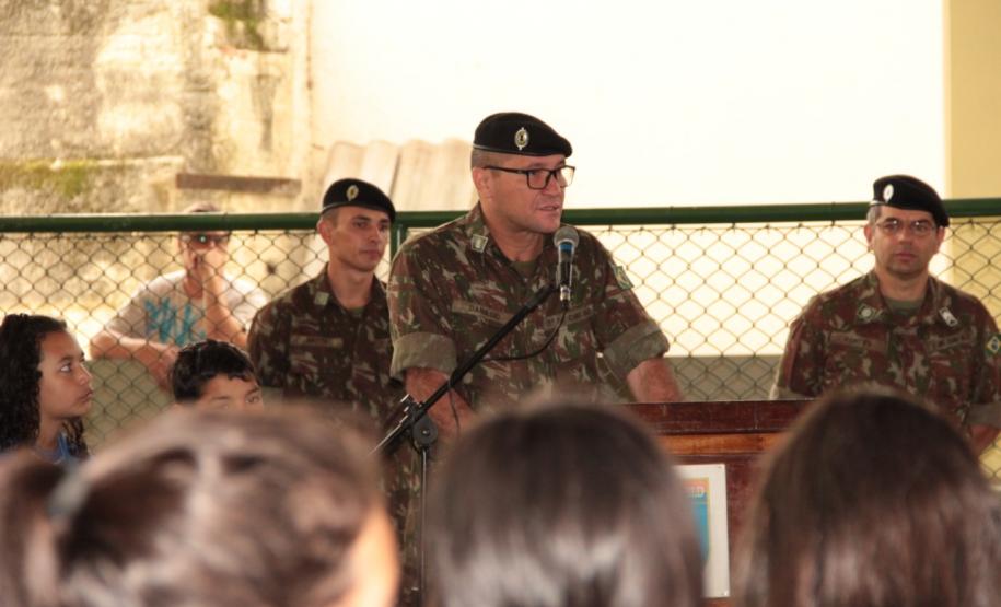 Projeto Nossa Bandeira: Escola de Civismo.