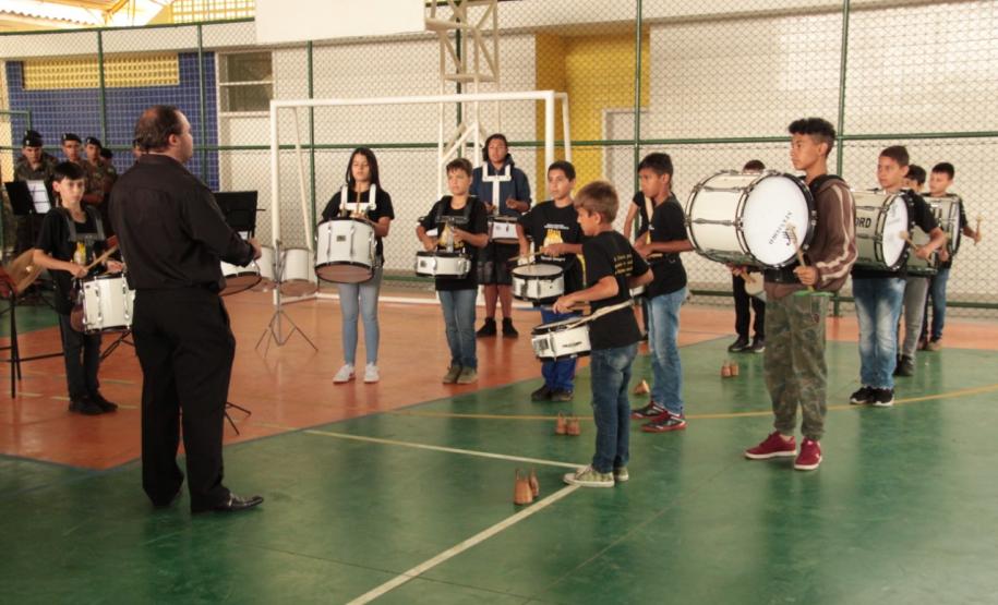 Projeto Nossa Bandeira: Escola de Civismo.