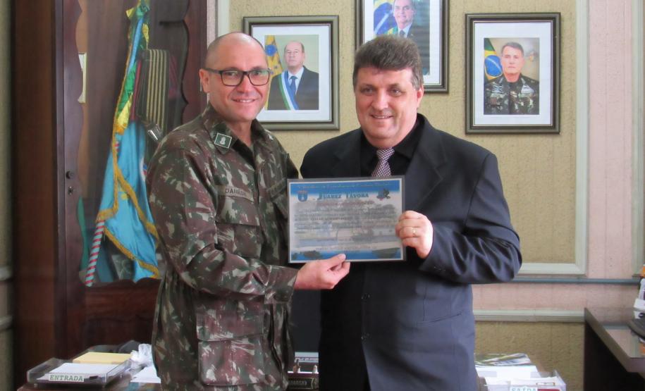 Professor Carlos Polsin é agraciado com o título de Amigo do Batalhão