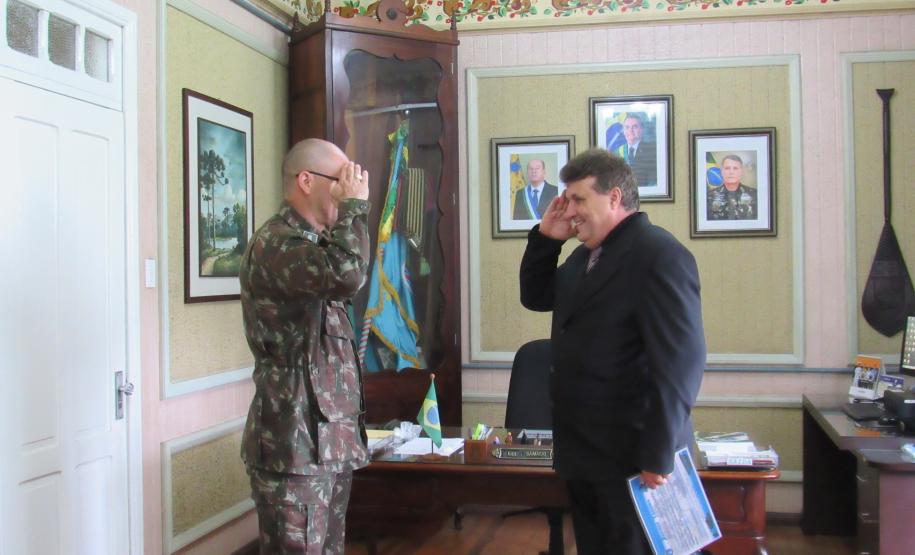 Professor Carlos Polsin é agraciado com o título de Amigo do Batalhão