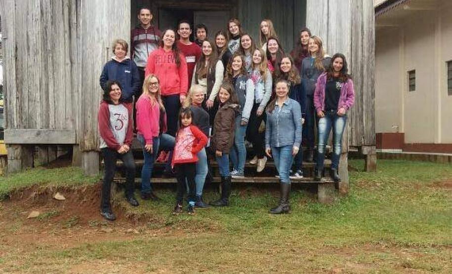 “Cruz Machado: Pequeña gran ciudad” A obra é o resultado de um projeto da Profª Helena Brzozowski Otto, juntamente com os alunos do ensino médio do Col. Est. do Campo Prof. Estanislau Wrublewski, de Santana, Cruz Machado.