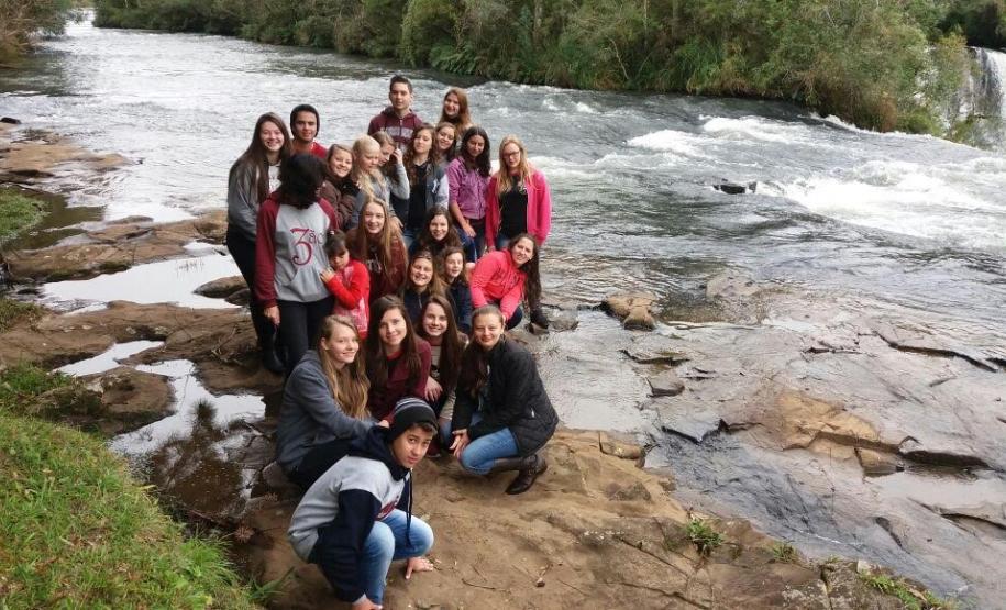 “Cruz Machado: Pequeña gran ciudad” A obra é o resultado de um projeto da Profª Helena Brzozowski Otto, juntamente com os alunos do ensino médio do Col. Est. do Campo Prof. Estanislau Wrublewski, de Santana, Cruz Machado.