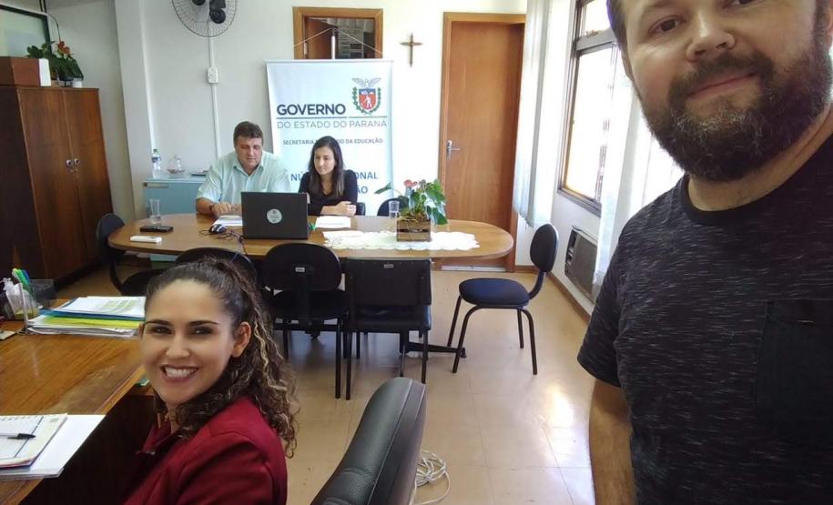 NRE/UVA tem primeira reunião on-line, com os Diretores dos Colégios Estaduais. Esta é uma forma de manter a comunicação tão essencial ao trabalho educacional, permitindo o alcance de informações de forma simultânea, até mesmo com os colégios mais distantes.