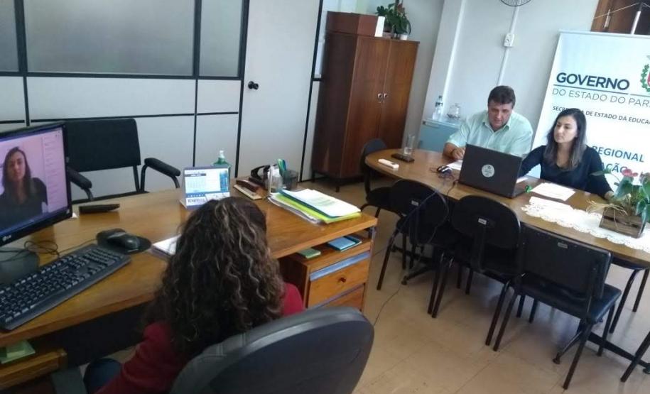 NRE/UVA tem primeira reunião on-line, com os Diretores dos Colégios Estaduais. Esta é uma forma de manter a comunicação tão essencial ao trabalho educacional, permitindo o alcance de informações de forma simultânea, até mesmo com os colégios mais distantes.