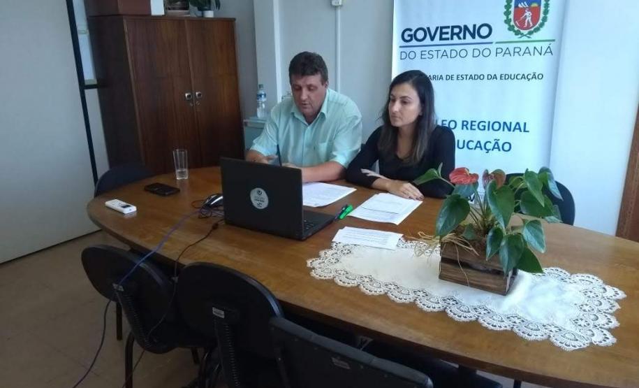 NRE/UVA tem primeira reunião on-line, com os Diretores dos Colégios Estaduais. Esta é uma forma de manter a comunicação tão essencial ao trabalho educacional, permitindo o alcance de informações de forma simultânea, até mesmo com os colégios mais distantes.