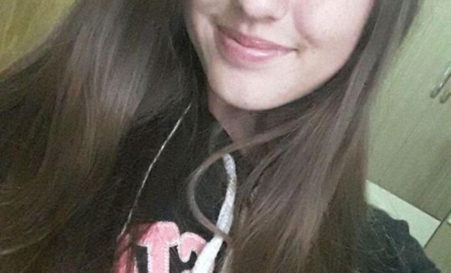 Alunos Otto Athayde do 7º C, e a Milena Popenda Bortoleto, da 3ª série do Col. Est. Duque de Caxias, de São Mateus do Sul, fazem vídeos com tutoriais para auxiliar os colegas no acesso ao Classroom.