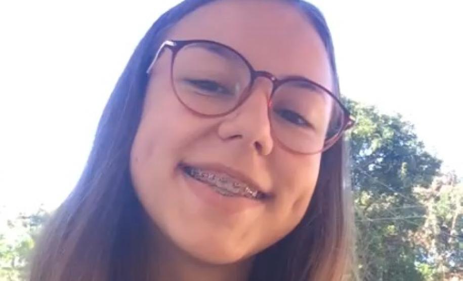 A estudante Poliana Barão Kuznik, do 1°ano B, além de fazer a atividade, gentilmente aceitou gravar a prática e explicá-la. Ficou muito legal!!!