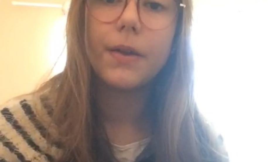 A estudante Poliana Barão Kuznik, do 1°ano B, além de fazer a atividade, gentilmente aceitou gravar a prática e explicá-la. Ficou muito legal!!!