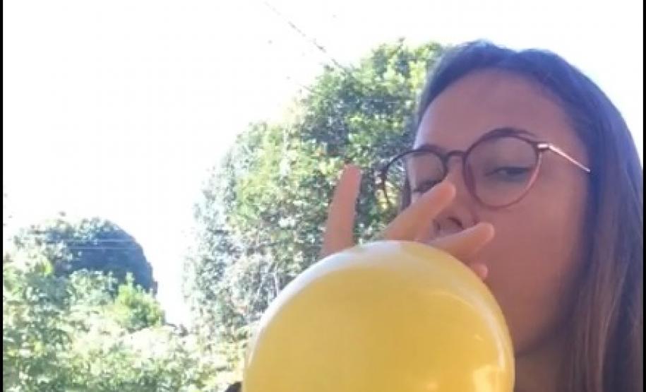 A estudante Poliana Barão Kuznik, do 1°ano B, além de fazer a atividade, gentilmente aceitou gravar a prática e explicá-la. Ficou muito legal!!!