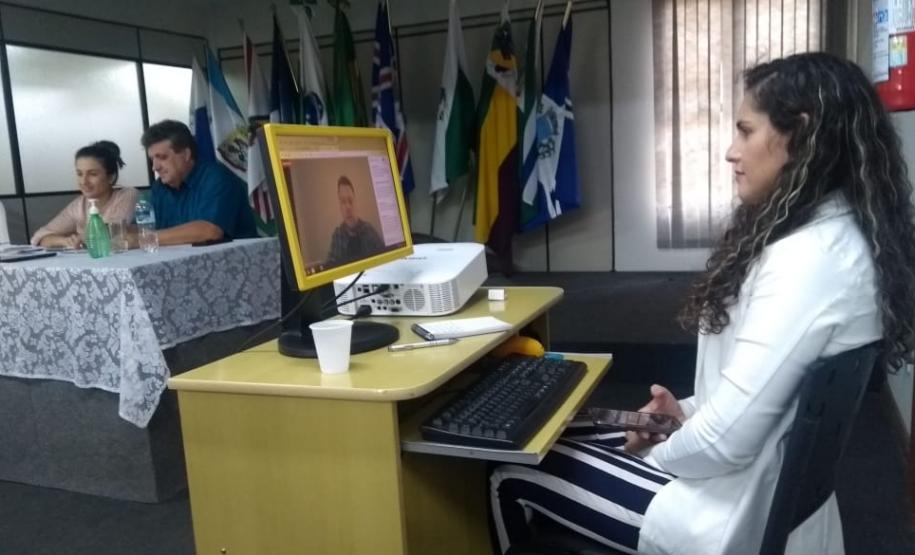 Participaram desta interatividade à distância, a Coordenadora da SEED, responsável pelo nosso NRE Profª Maria Vanei Rigonato, a chefia do NRE/UVA Prof. Carlos Alberto Polsin e Profª Francieli Maltauro, o Dr. Carlos Eduardo Mattioli Kockanny, Juiz da Vara da Infância da Juventude e da Família, Coordenadores do NRE e os Diretores dos Colégios Estaduais.