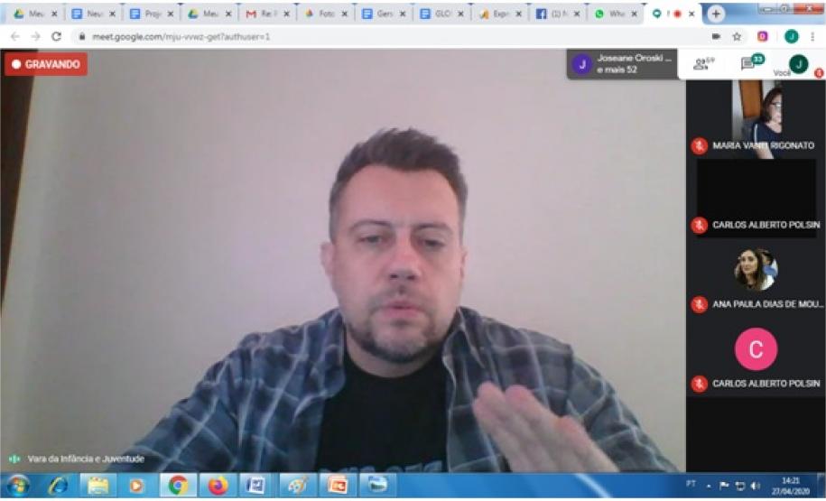 Participaram desta interatividade à distância, a Coordenadora da SEED, responsável pelo nosso NRE Profª Maria Vanei Rigonato, a chefia do NRE/UVA Prof. Carlos Alberto Polsin e Profª Francieli Maltauro, o Dr. Carlos Eduardo Mattioli Kockanny, Juiz da Vara da Infância da Juventude e da Família, Coordenadores do NRE e os Diretores dos Colégios Estaduais.
