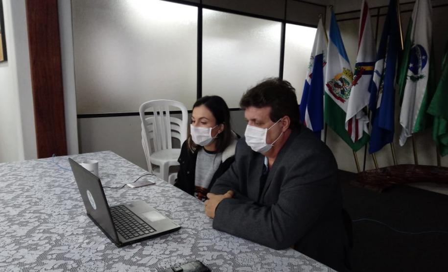 A reunião contou com a participação da Equipe Gestora, Pedagógica e Docente do Colégio, e ainda da chefia do NRE/UVA Prof. Carlos Alberto Polsin e Profª Francieli Maltauro, e da Profª. Edna Metelski, Técnica Pedagógica do NRE/UVA.