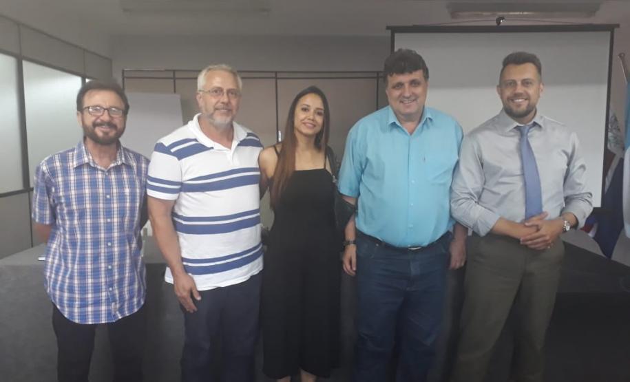 No dia 22 de janeiro de 2019, o chefe do Núcleo Regional de Educação de União da Vitória, profº  Carlos Alberto Polsin, recebeu a visita do Juiz da Vara da Infância e Juventude, Família e Anexos de União da Vitória/PR, Carlos Eduardo Mattioli Kockanny, nas dependências do NRE. Na ocasião foram apresentados os Projetos desenvolvidos pela Vara da Infância e Juventude, Família e Anexos em parceria com o Núcleo Regional de Educação.