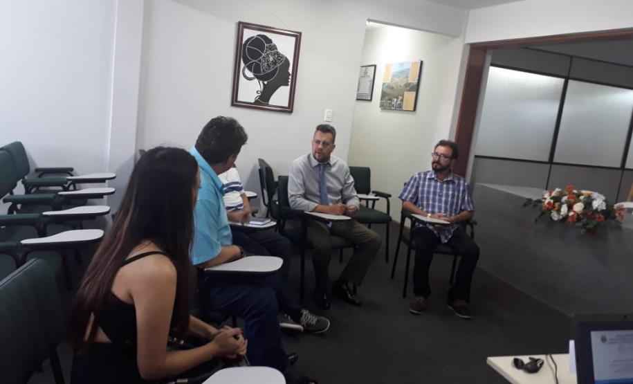 CHEFE DO NÚCLEO REGIONAL DE EDUCAÇÃO REUNE-SE COM JUIZ DA VARA DA INFÂNCIA E JUVENTUDE, FAMÍLIA E ANEXOS DE UNIÃO DA VITÓRIA
No dia 22 de janeiro de 2019, o chefe do Núcleo Regional de Educação de União da Vitória, profº  Carlos Alberto Polsin, recebeu a visita do Juiz da Vara da Infância e Juventude, Família e Anexos de União da Vitória/PR, Dr