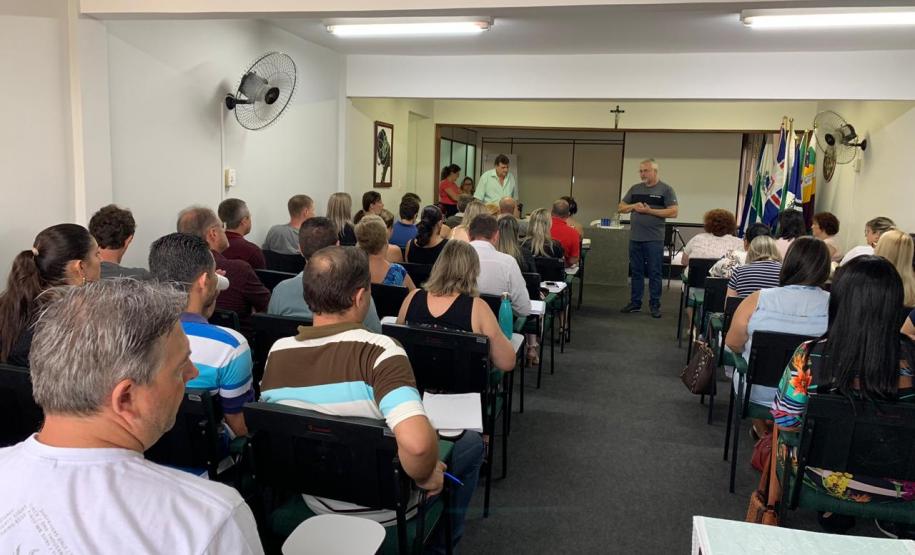 CHEFE DO NRE DE UNIÃO DA VITÓRIA REALIZA A PRIMEIRA REUNIÃO DO ANO DE 2019 COM OS DIRETORES DOS COLÉGIOS ESTADUAIS JURISDICIONADOS AO NÚCLEO.
O início do ano letivo está se aproximando e, com ele, os preparativos para a volta às aulas. Assim, na manhã de hoje, 23 de janeiro de 2019, aconteceu no auditório do NRE de União da Vitória, a primeira reunião do chefe professor Carlos Alberto Polsin com os diretores das Instituições Estaduais desta Regional.