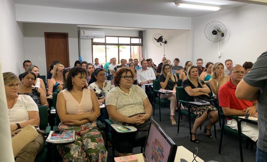 CHEFE DO NRE DE UNIÃO DA VITÓRIA REALIZA A PRIMEIRA REUNIÃO DO ANO DE 2019 COM OS DIRETORES DOS COLÉGIOS ESTADUAIS JURISDICIONADOS AO NÚCLEO.
O início do ano letivo está se aproximando e, com ele, os preparativos para a volta às aulas. Assim, na manhã de hoje, 23 de janeiro de 2019, aconteceu no auditório do NRE de União da Vitória, a primeira reunião do chefe professor Carlos Alberto Polsin com os diretores das Instituições Estaduais desta Regional.