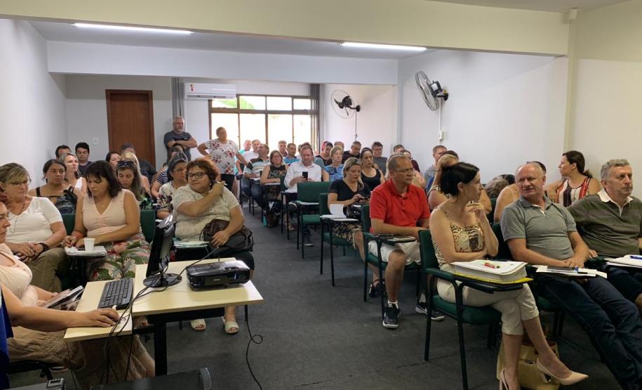 CHEFE DO NRE DE UNIÃO DA VITÓRIA REALIZA A PRIMEIRA REUNIÃO DO ANO DE 2019 COM OS DIRETORES DOS COLÉGIOS ESTADUAIS JURISDICIONADOS AO NÚCLEO.
O início do ano letivo está se aproximando e, com ele, os preparativos para a volta às aulas. Assim, na manhã de hoje, 23 de janeiro de 2019, aconteceu no auditório do NRE de União da Vitória, a primeira reunião do chefe professor Carlos Alberto Polsin com os diretores das Instituições Estaduais desta Regional.