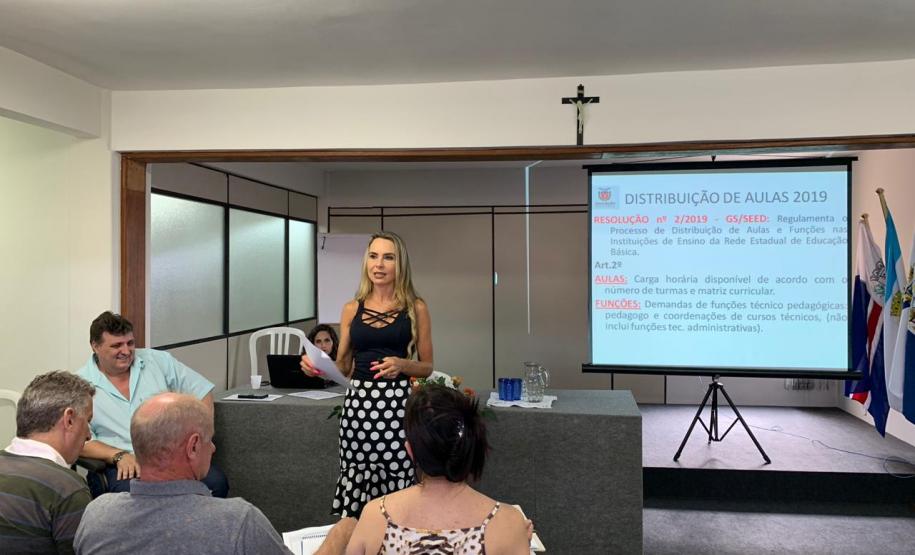 CHEFE DO NRE DE UNIÃO DA VITÓRIA REALIZA A PRIMEIRA REUNIÃO DO ANO DE 2019 COM OS DIRETORES DOS COLÉGIOS ESTADUAIS JURISDICIONADOS AO NÚCLEO.
O início do ano letivo está se aproximando e, com ele, os preparativos para a volta às aulas. Assim, na manhã de hoje, 23 de janeiro de 2019, aconteceu no auditório do NRE de União da Vitória, a primeira reunião do chefe professor Carlos Alberto Polsin com os diretores das Instituições Estaduais desta Regional.