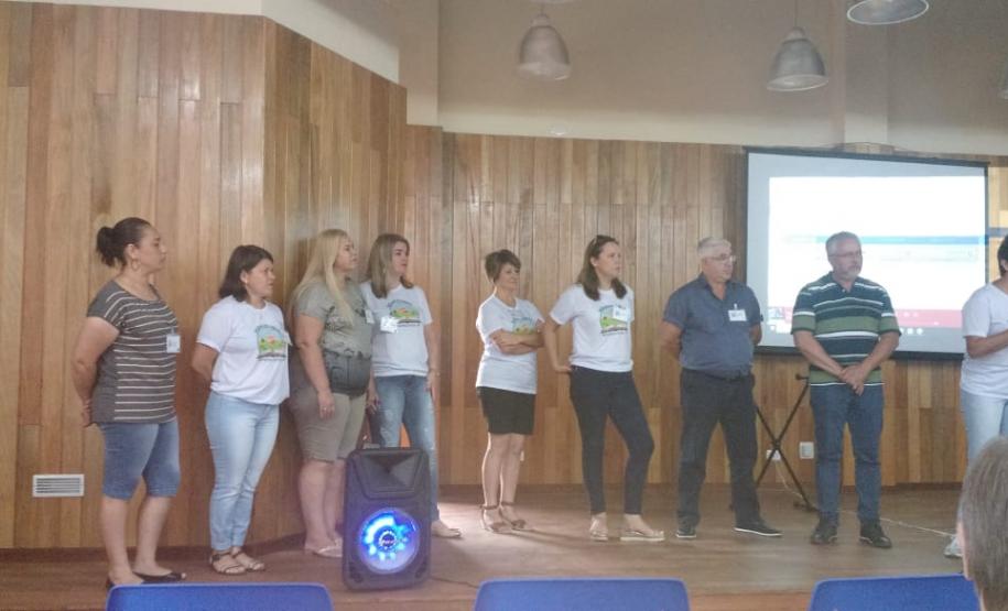 O Assessor da chefia do Núcleo Regional da Educação de União da Vitória, Prof. Mário Francisco Dalgallo e a Técnica pedagógica da Equipe de Ensino Marines Otilia Kunze da Luz, estiveram presentes no dia 13 de fevereiro, no Colégio Estadual do Campo Eugenio de Almeida, a convite da diretora Marta Regina Centa, para participar da Semana de Estudos, cujo tema Foi “Escolas do Campo”,