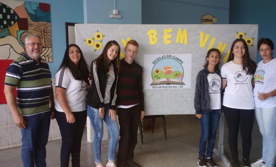 O Assessor da chefia do Núcleo Regional da Educação de União da Vitória, Prof. Mário Francisco Dalgallo e a Técnica pedagógica da Equipe de Ensino Marines Otilia Kunze da Luz, estiveram presentes no dia 13 de fevereiro, no Colégio Estadual do Campo Eugenio de Almeida, a convite da diretora Marta Regina Centa, para participar da Semana de Estudos, cujo tema Foi “Escolas do Campo”,