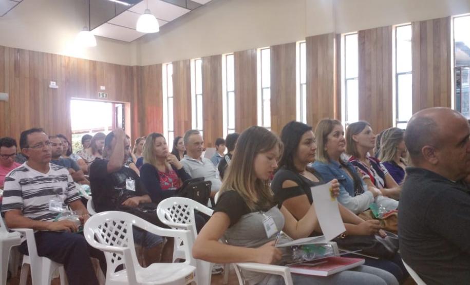 O Assessor da chefia do Núcleo Regional da Educação de União da Vitória, Prof. Mário Francisco Dalgallo e a Técnica pedagógica da Equipe de Ensino Marines Otilia Kunze da Luz, estiveram presentes no dia 13 de fevereiro, no Colégio Estadual do Campo Eugenio de Almeida, a convite da diretora Marta Regina Centa, para participar da Semana de Estudos, cujo tema Foi “Escolas do Campo”,