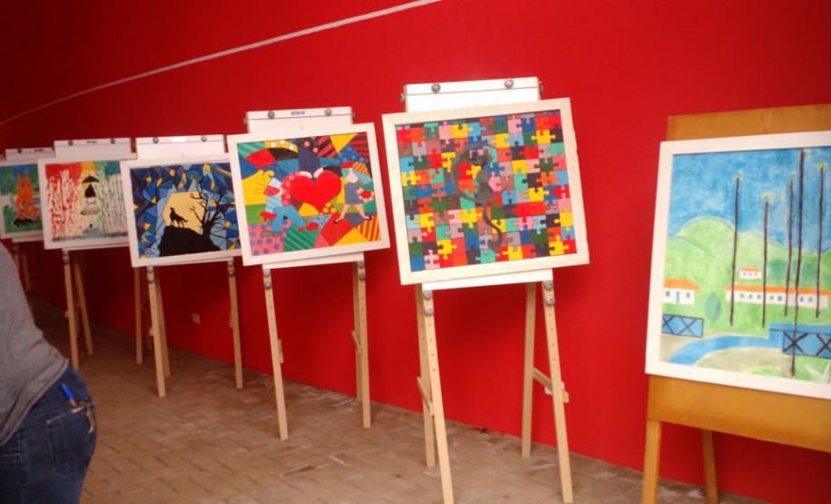 O Assessor da chefia do Núcleo Regional da Educação de União da Vitória, Prof. Mário Francisco Dalgallo e a Técnica pedagógica da Equipe de Ensino Marines Otilia Kunze da Luz, estiveram presentes no dia 13 de fevereiro, no Colégio Estadual do Campo Eugenio de Almeida, a convite da diretora Marta Regina Centa, para participar da Semana de Estudos, cujo tema Foi “Escolas do Campo”,