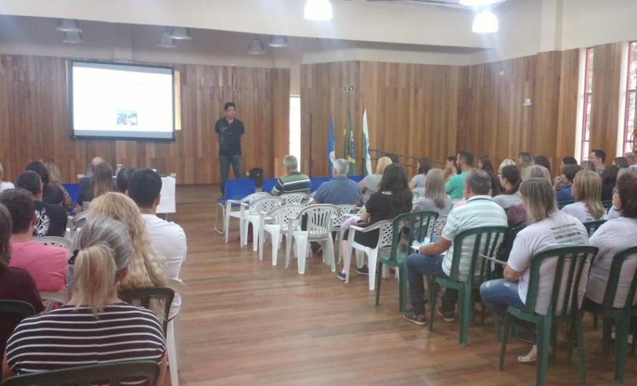 O Assessor da chefia do Núcleo Regional da Educação de União da Vitória, Prof. Mário Francisco Dalgallo e a Técnica pedagógica da Equipe de Ensino Marines Otilia Kunze da Luz, estiveram presentes no dia 13 de fevereiro, no Colégio Estadual do Campo Eugenio de Almeida, a convite da diretora Marta Regina Centa, para participar da Semana de Estudos, cujo tema Foi “Escolas do Campo”,